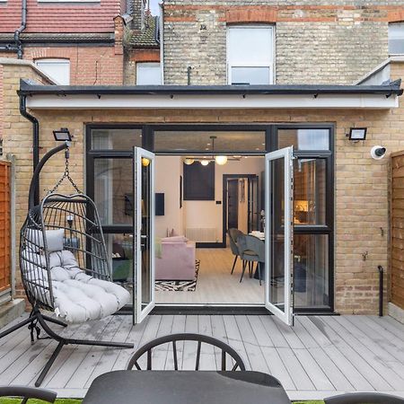 Unwind In Style 2Br With Cozy Backyard For Groups Apartment London Bagian luar foto