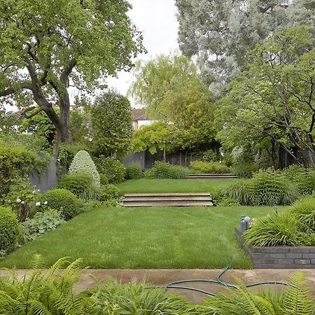 Unwind In Style 2Br With Cozy Backyard For Groups Apartment London Bagian luar foto