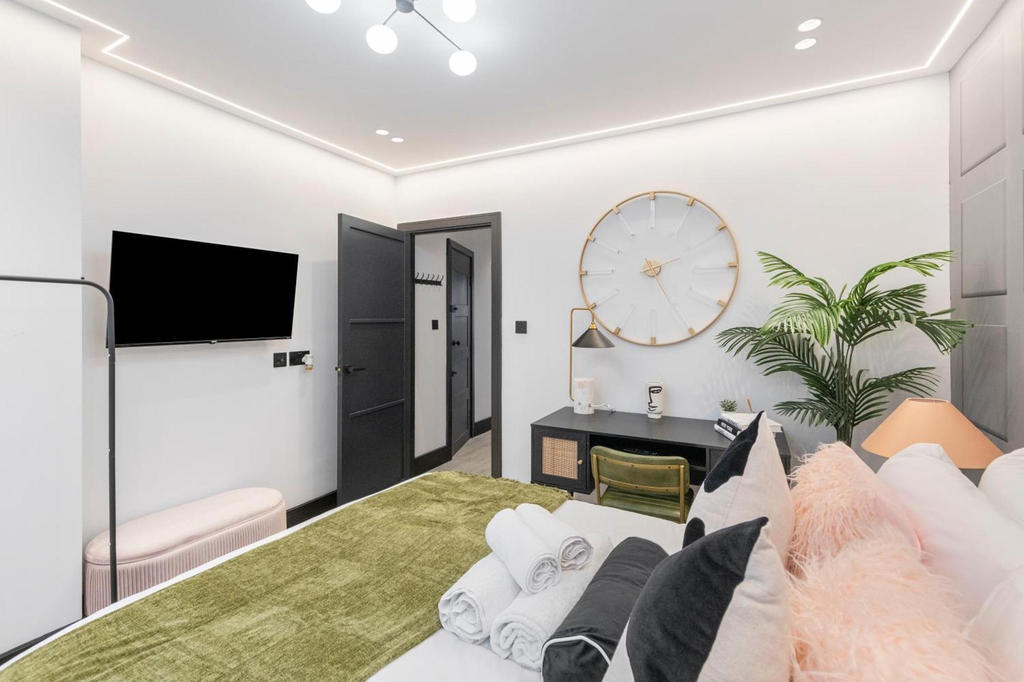 Unwind In Style 2Br With Cozy Backyard For Groups Apartment London Bagian luar foto