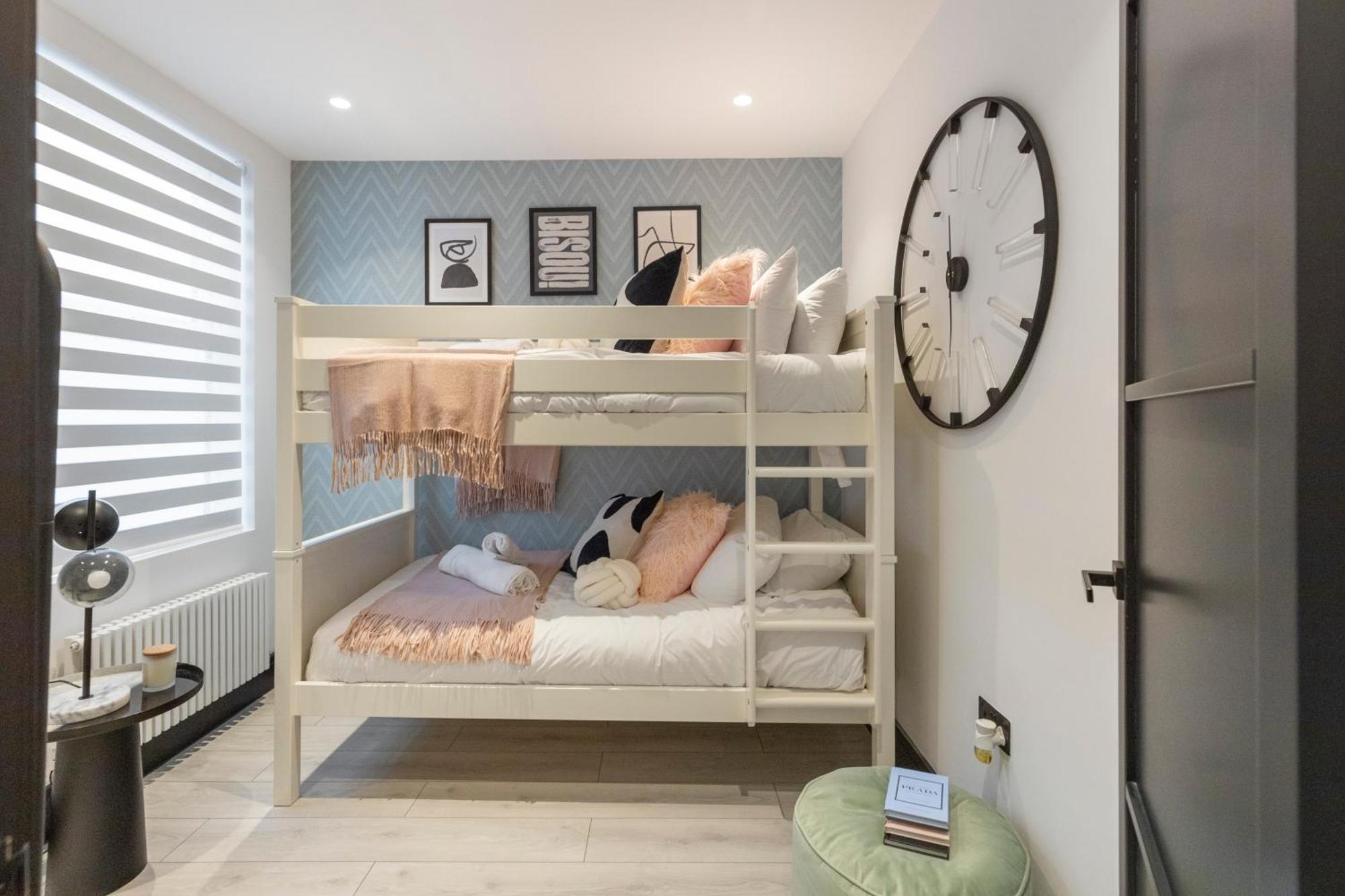 Unwind In Style 2Br With Cozy Backyard For Groups Apartment London Bagian luar foto
