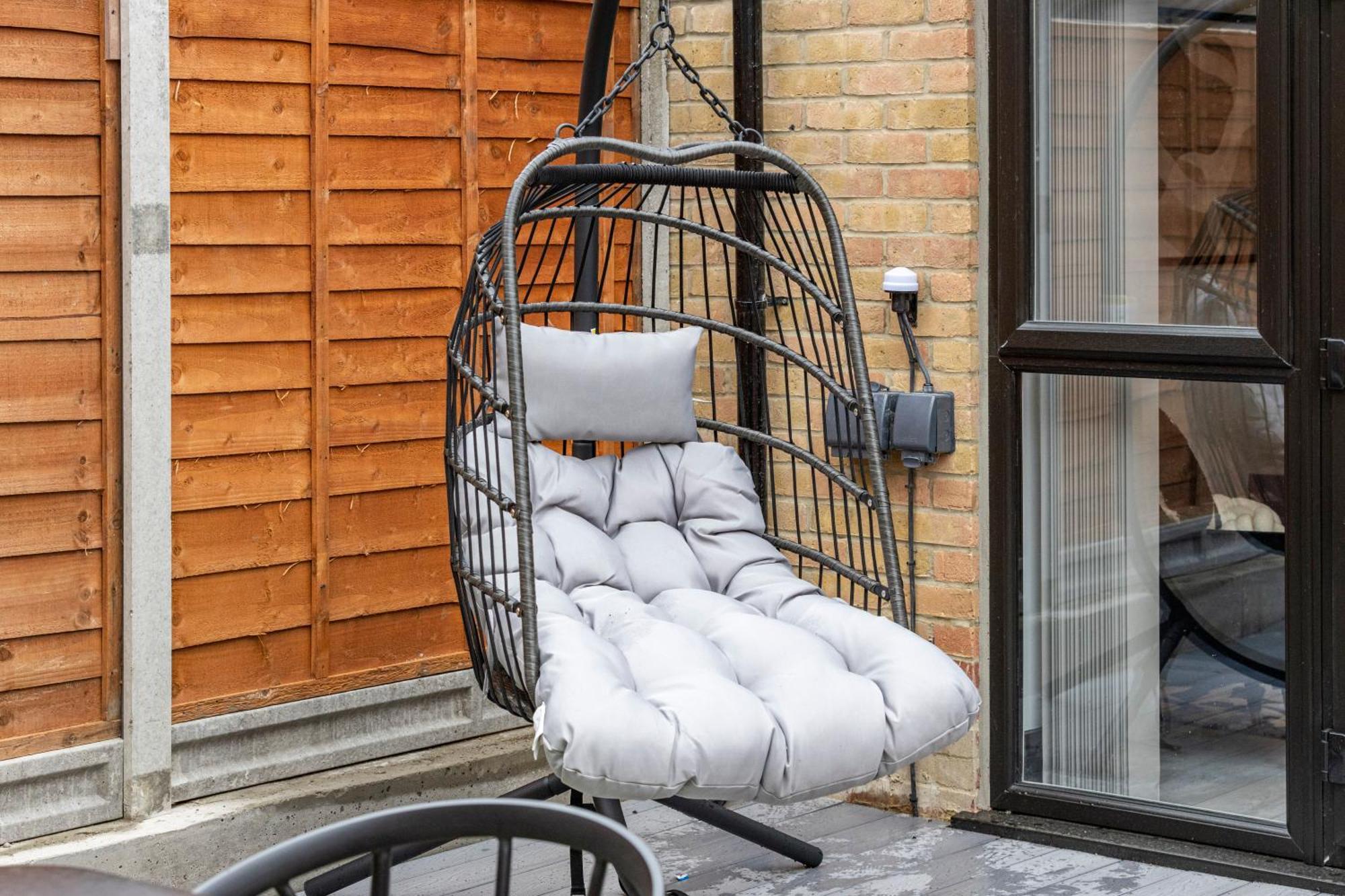 Unwind In Style 2Br With Cozy Backyard For Groups Apartment London Bagian luar foto