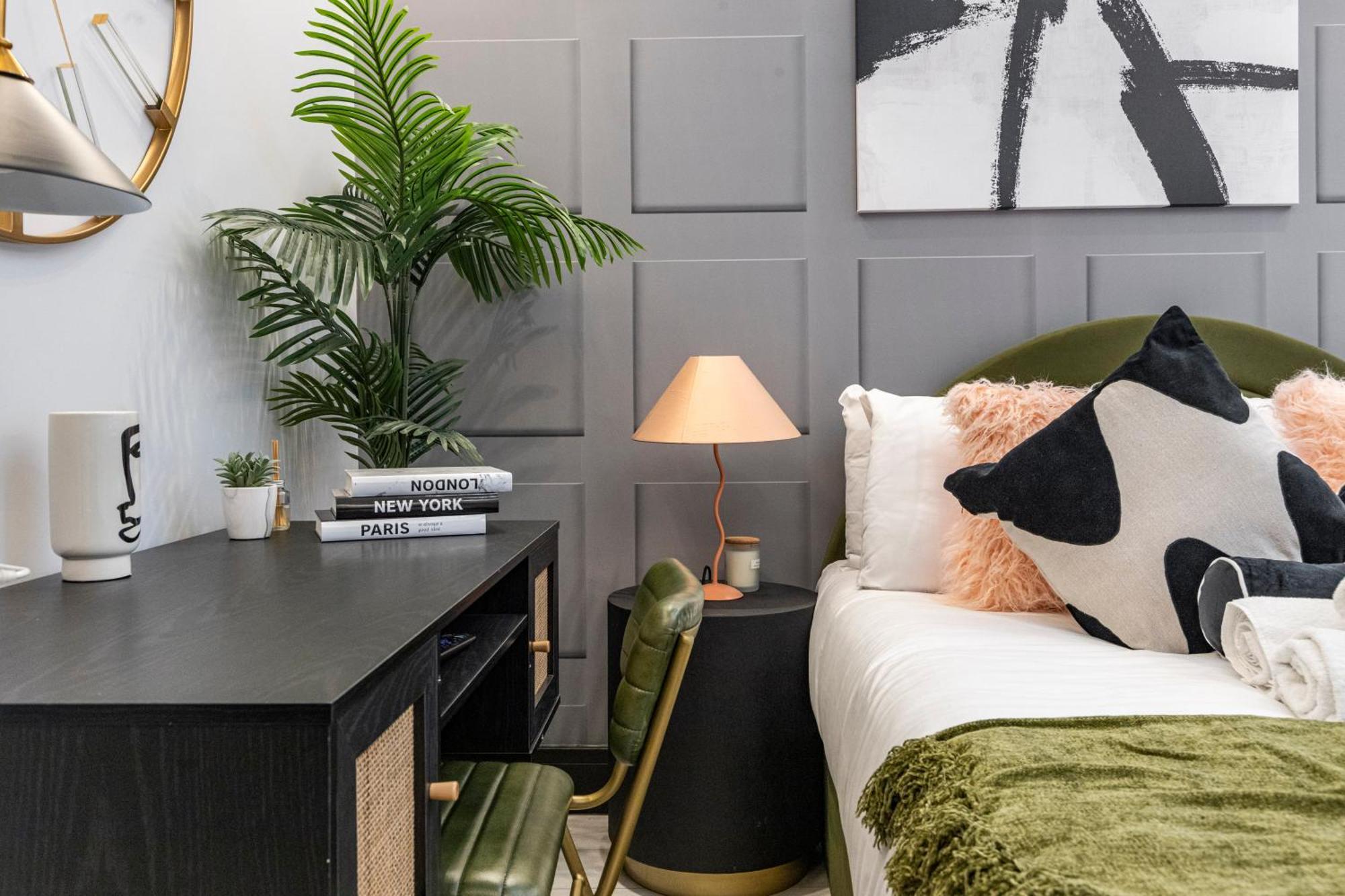 Unwind In Style 2Br With Cozy Backyard For Groups Apartment London Bagian luar foto