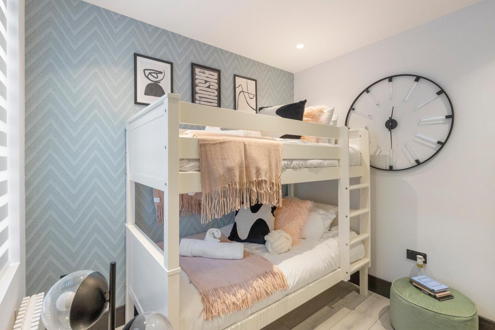 Unwind In Style 2Br With Cozy Backyard For Groups Apartment London Bagian luar foto