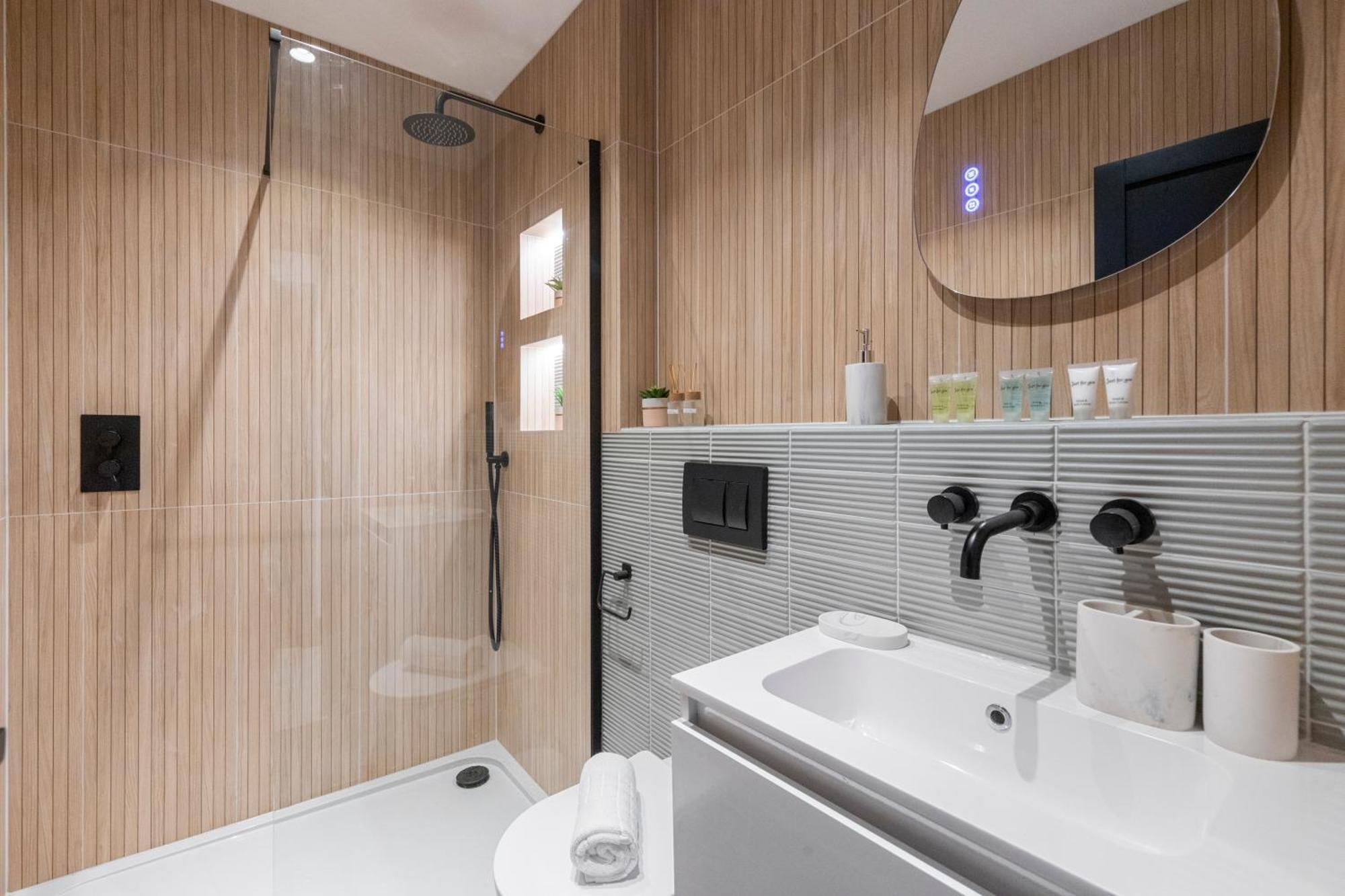 Unwind In Style 2Br With Cozy Backyard For Groups Apartment London Bagian luar foto