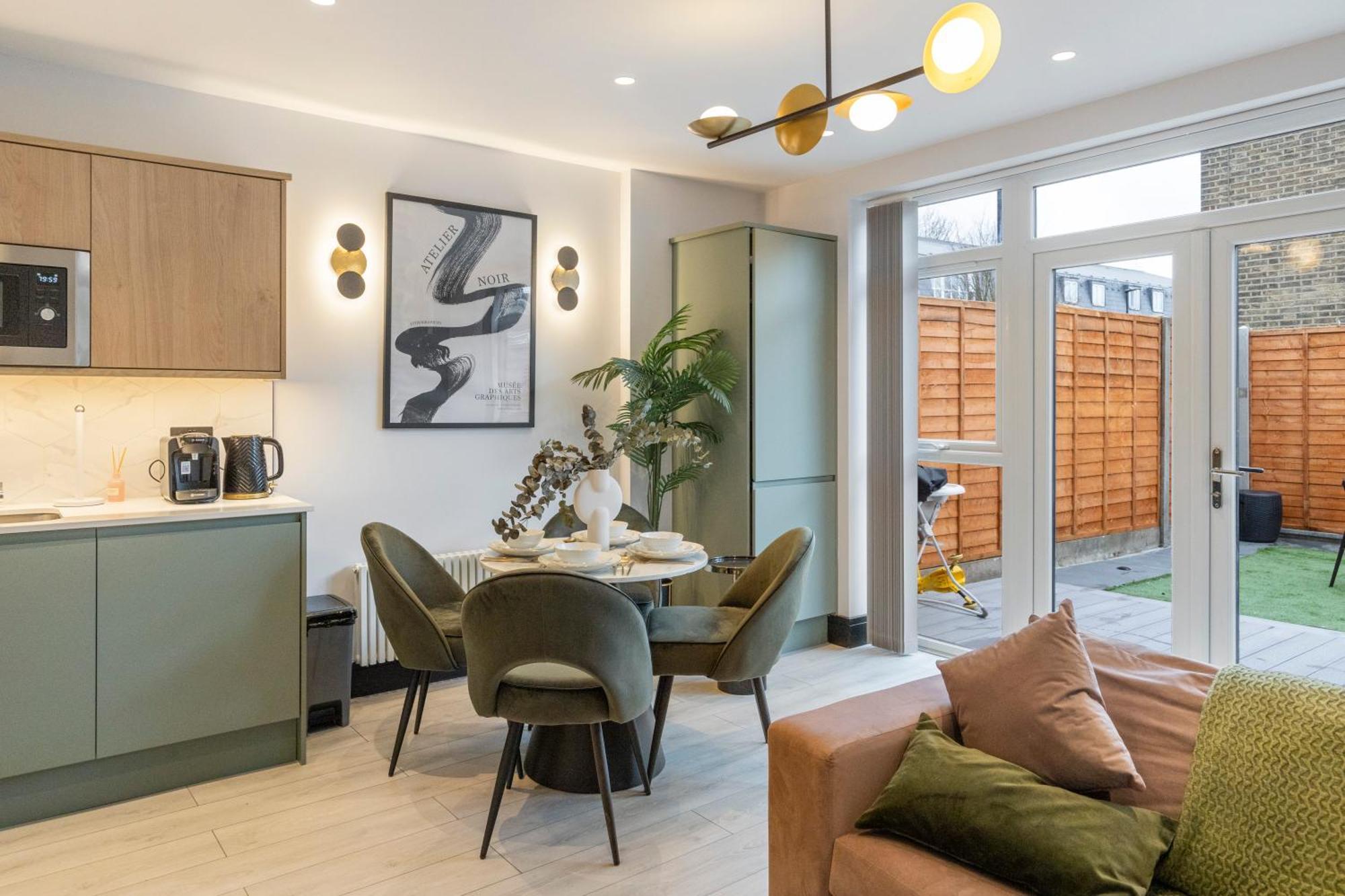 Unwind In Style 2Br With Cozy Backyard For Groups Apartment London Bagian luar foto