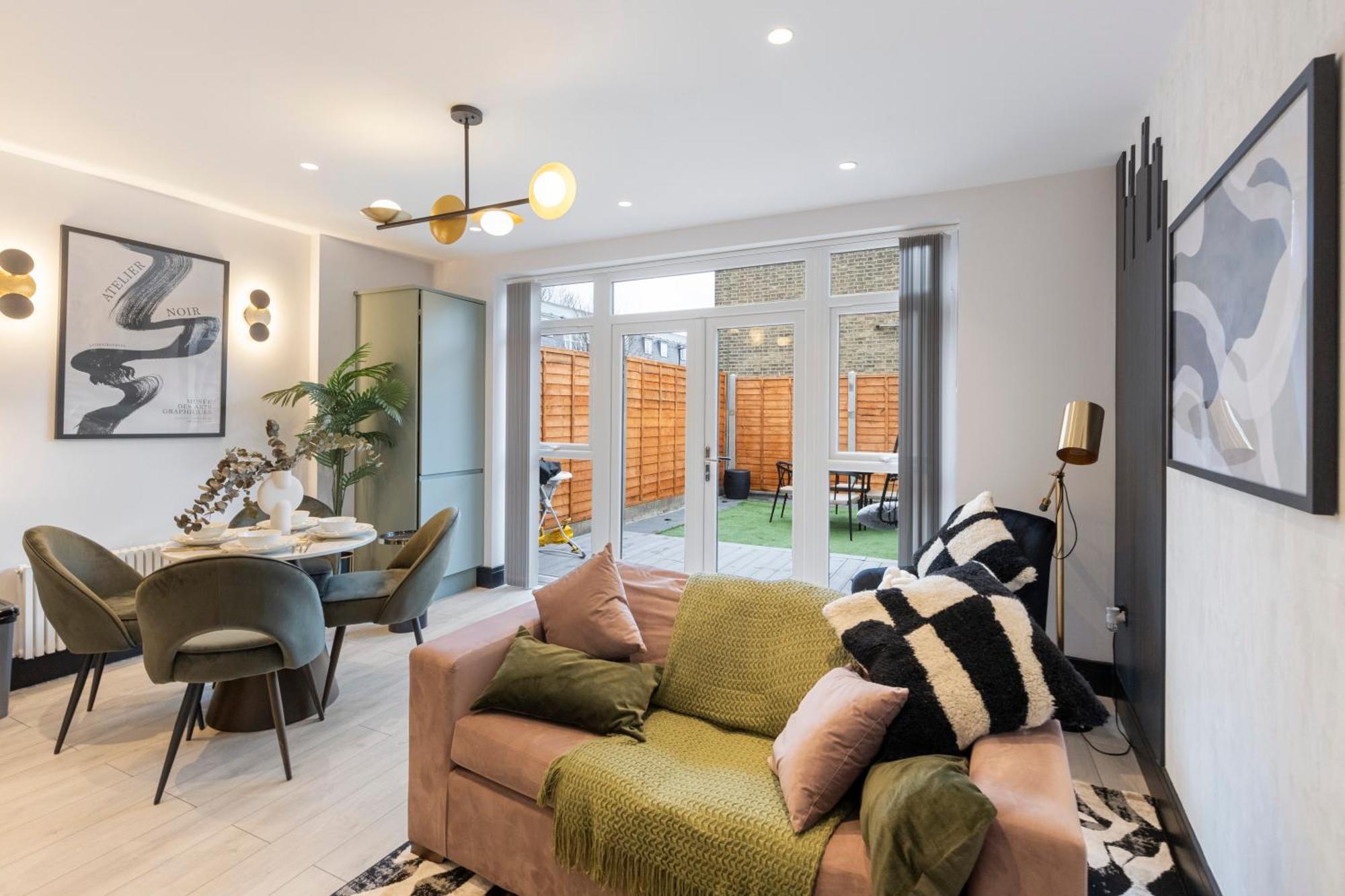 Unwind In Style 2Br With Cozy Backyard For Groups Apartment London Bagian luar foto