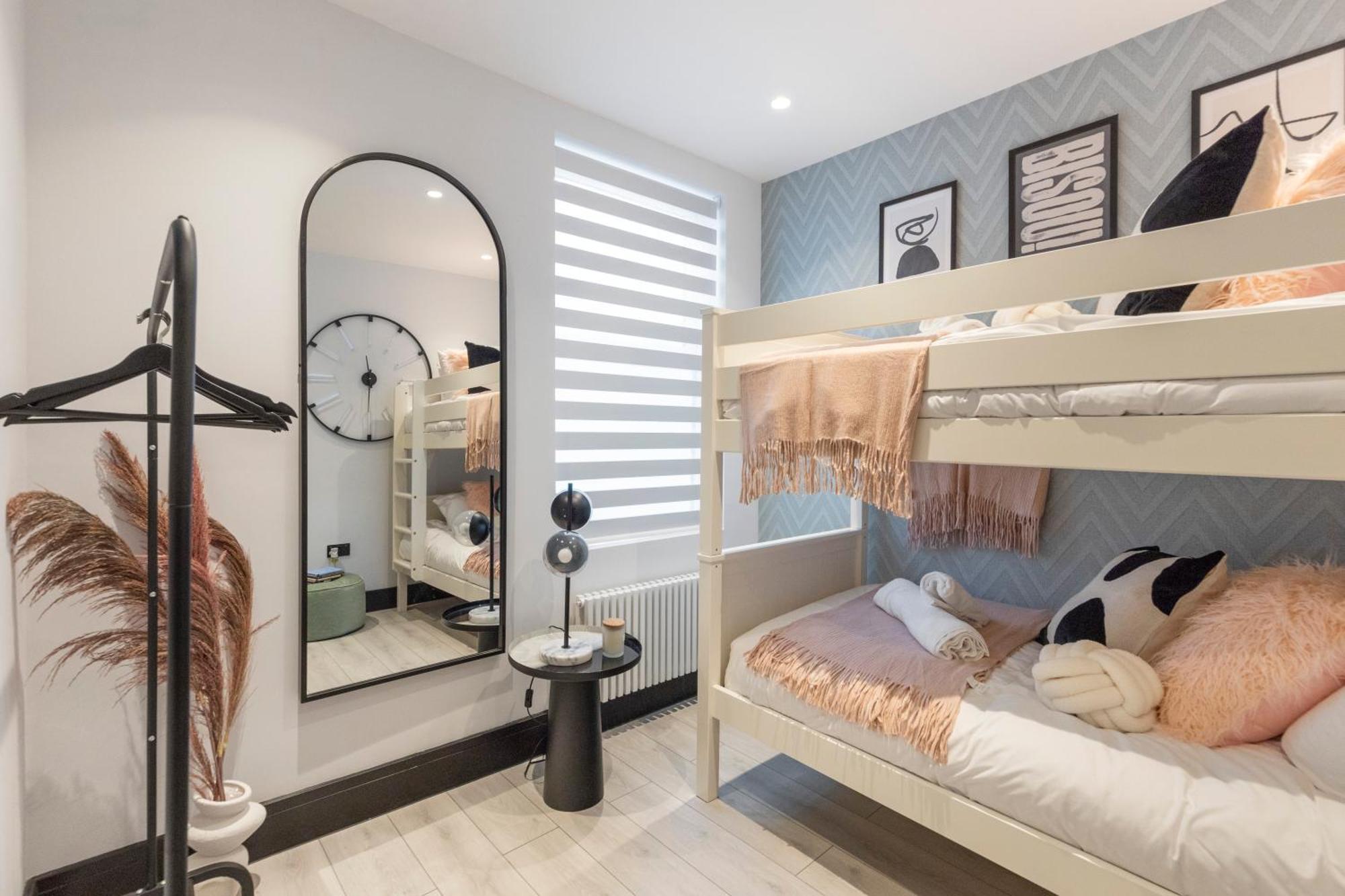 Unwind In Style 2Br With Cozy Backyard For Groups Apartment London Bagian luar foto
