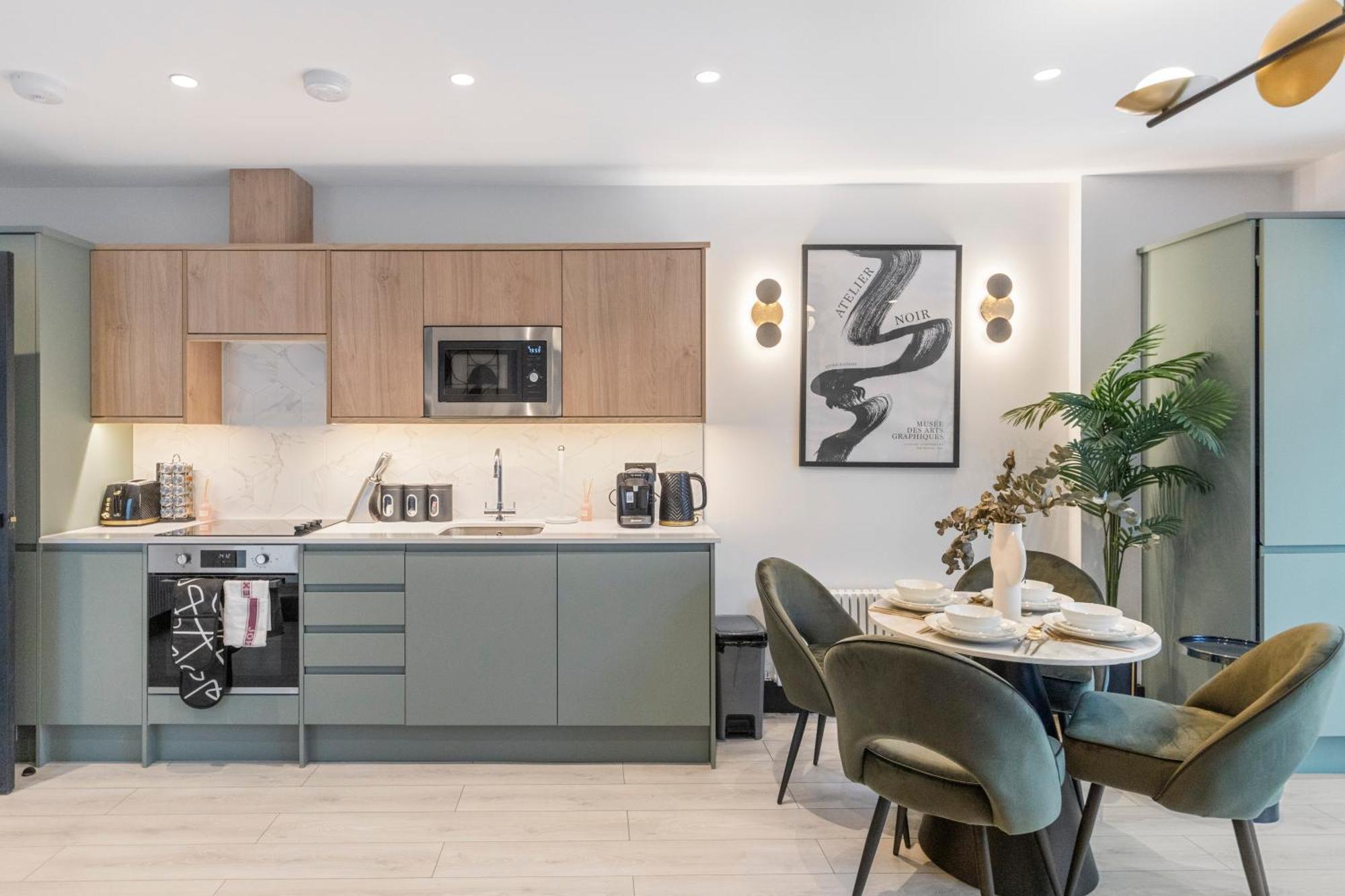 Unwind In Style 2Br With Cozy Backyard For Groups Apartment London Bagian luar foto