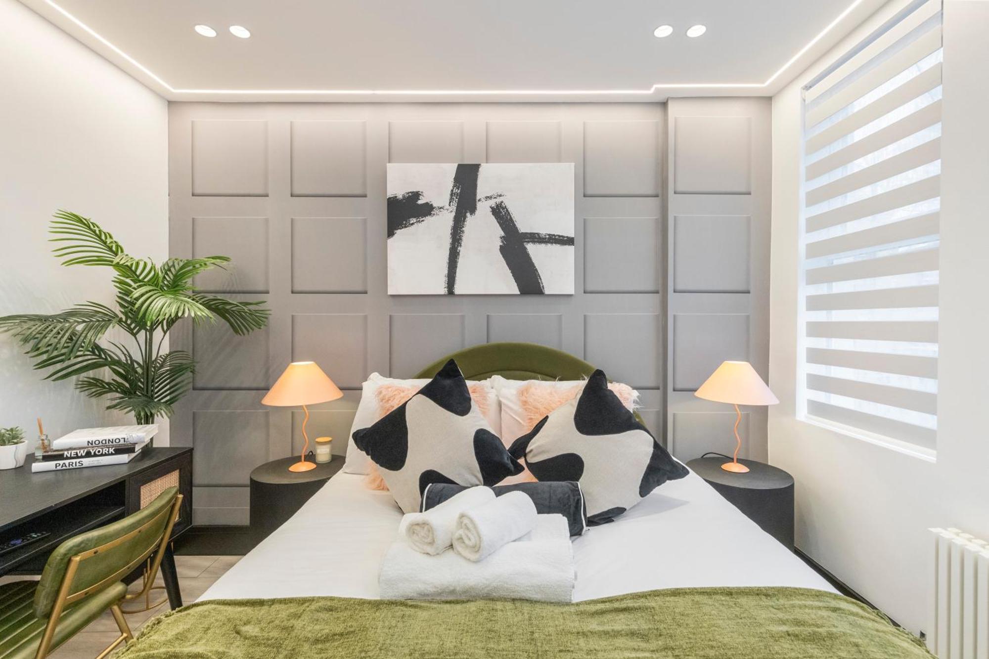 Unwind In Style 2Br With Cozy Backyard For Groups Apartment London Bagian luar foto