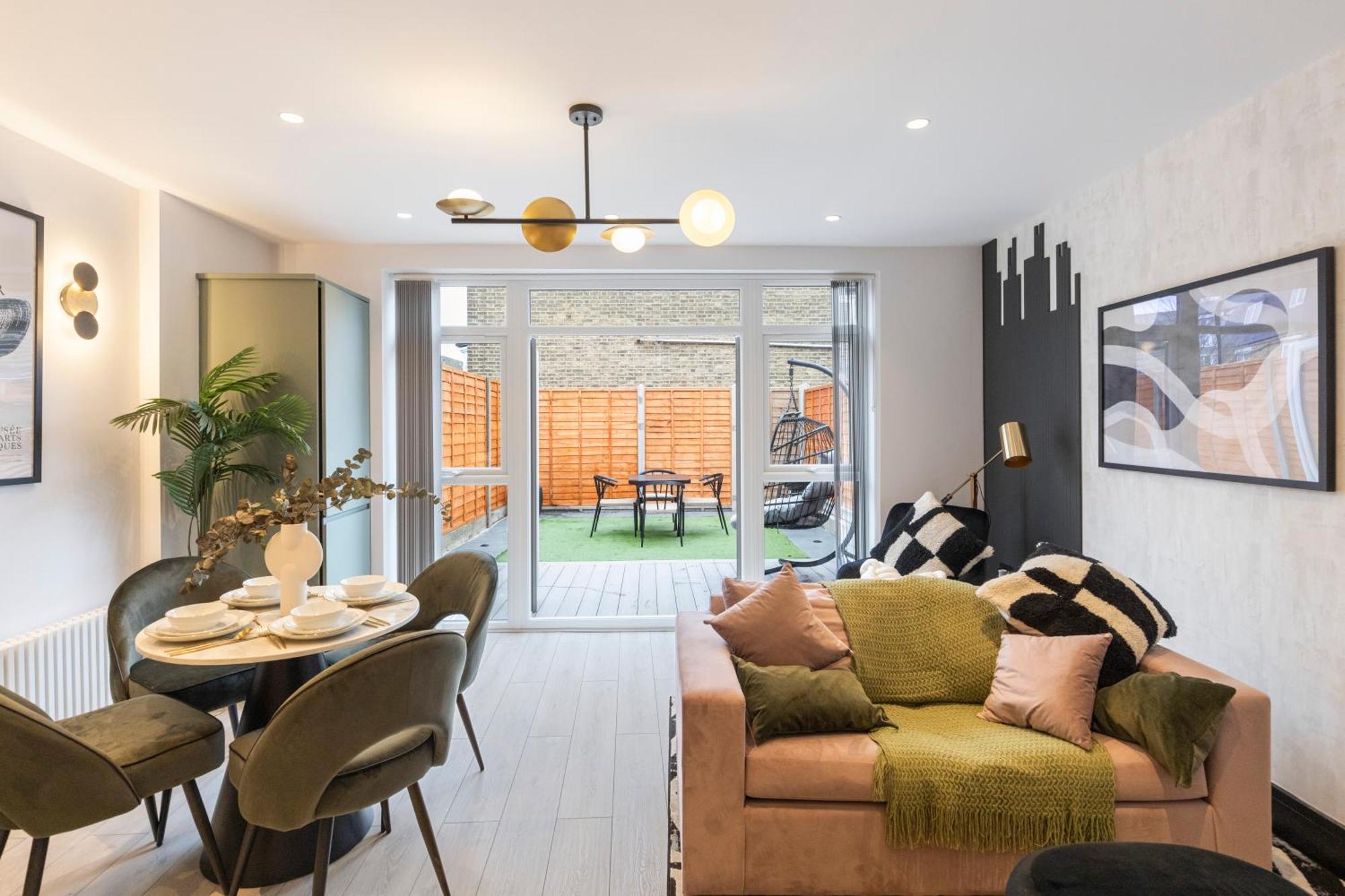 Unwind In Style 2Br With Cozy Backyard For Groups Apartment London Bagian luar foto