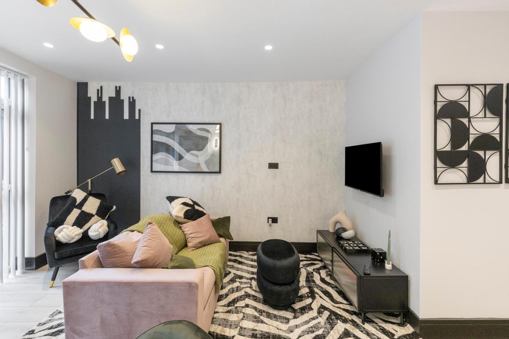 Unwind In Style 2Br With Cozy Backyard For Groups Apartment London Bagian luar foto