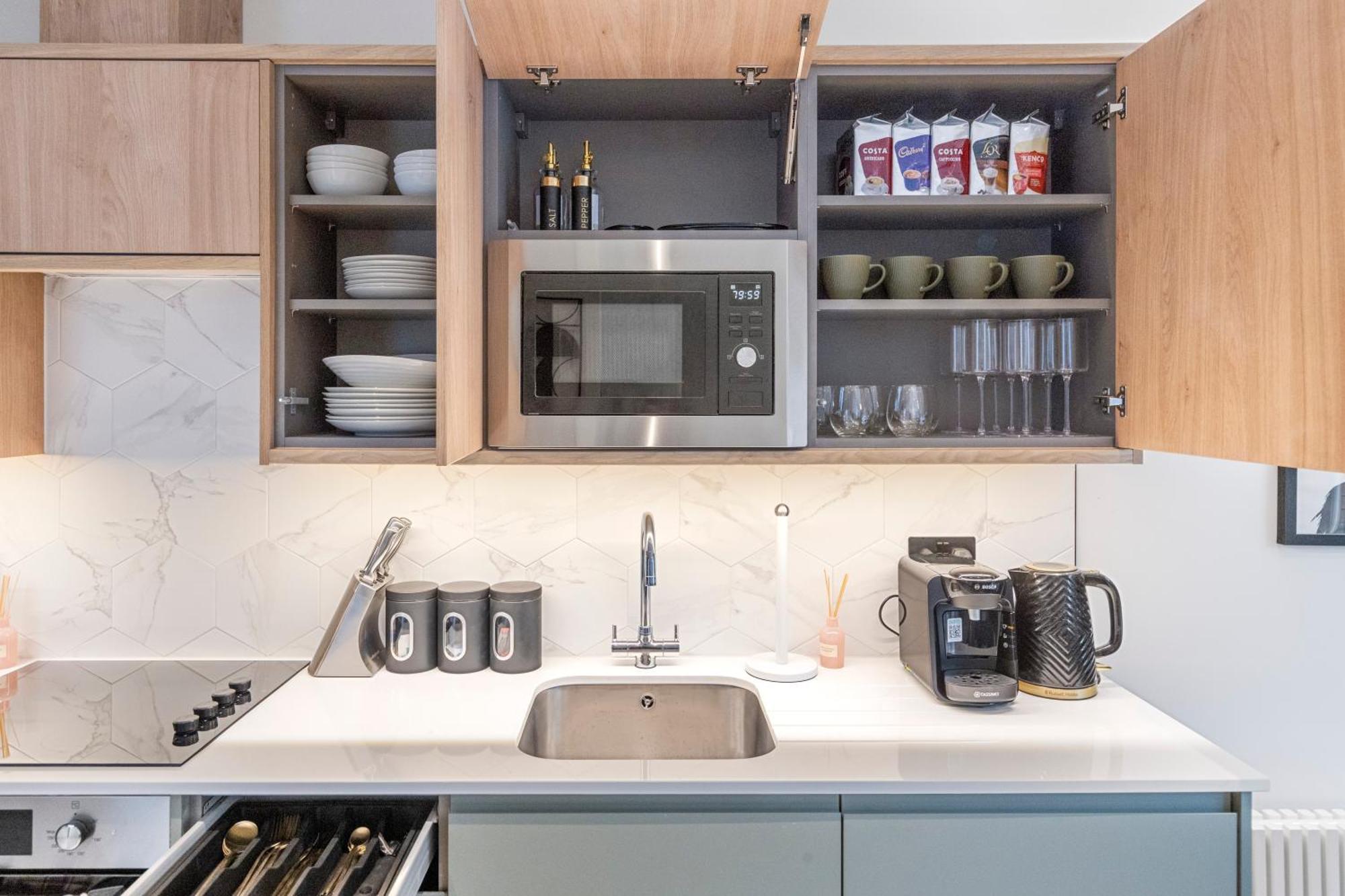 Unwind In Style 2Br With Cozy Backyard For Groups Apartment London Bagian luar foto