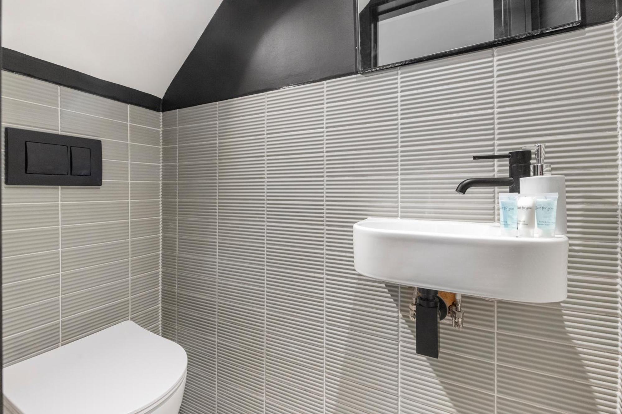 Unwind In Style 2Br With Cozy Backyard For Groups Apartment London Bagian luar foto