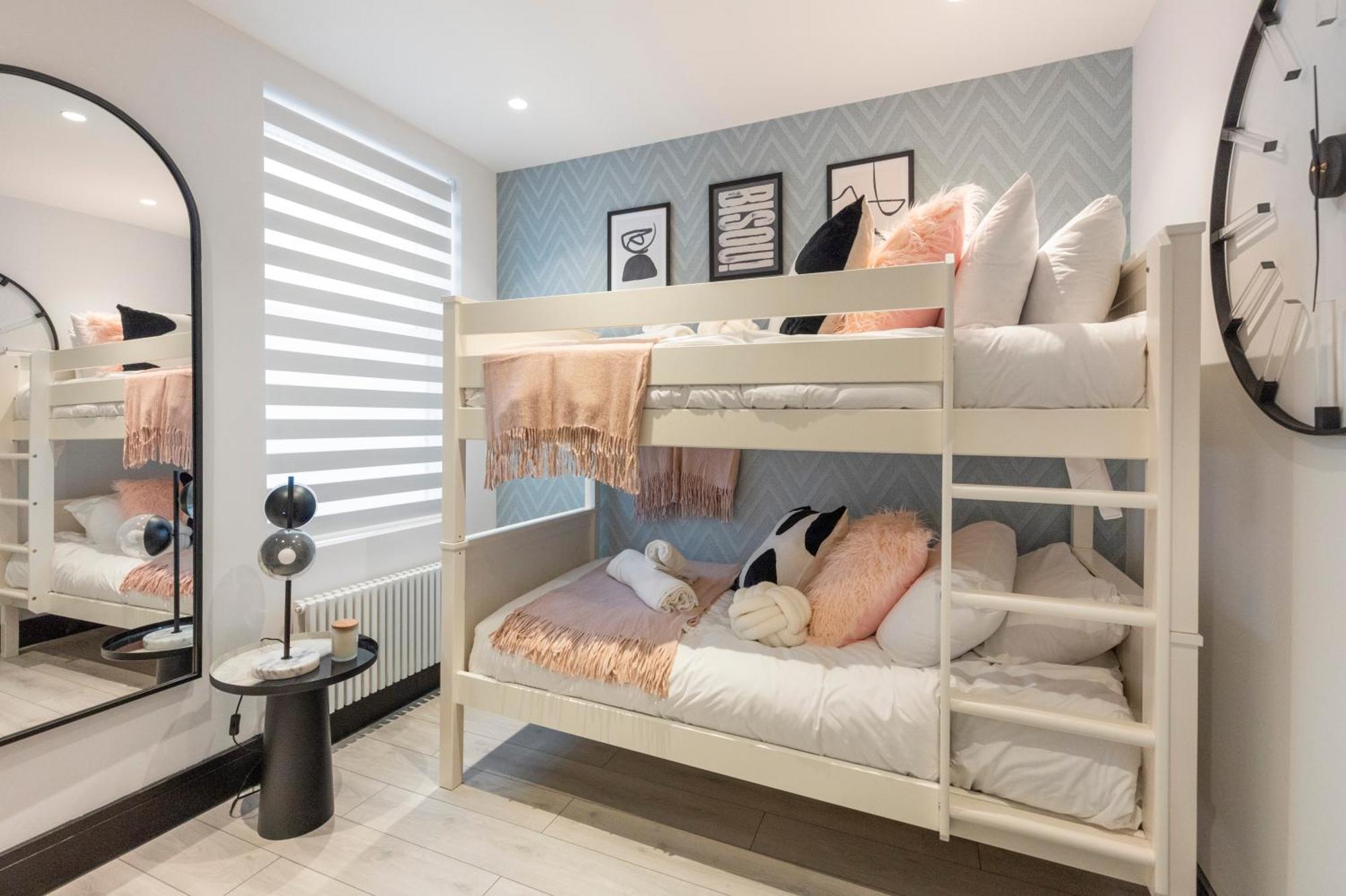 Unwind In Style 2Br With Cozy Backyard For Groups Apartment London Bagian luar foto