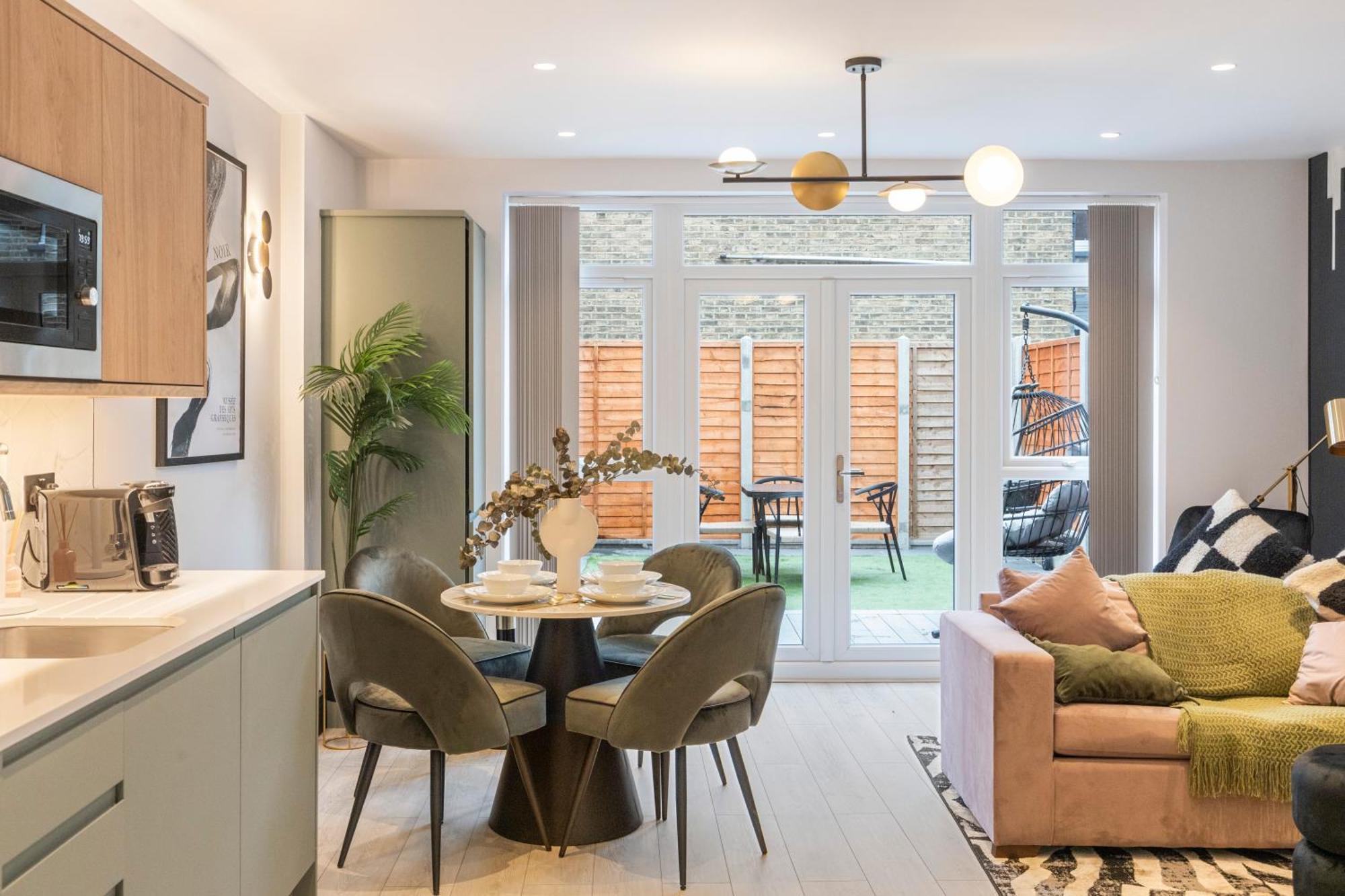 Unwind In Style 2Br With Cozy Backyard For Groups Apartment London Bagian luar foto