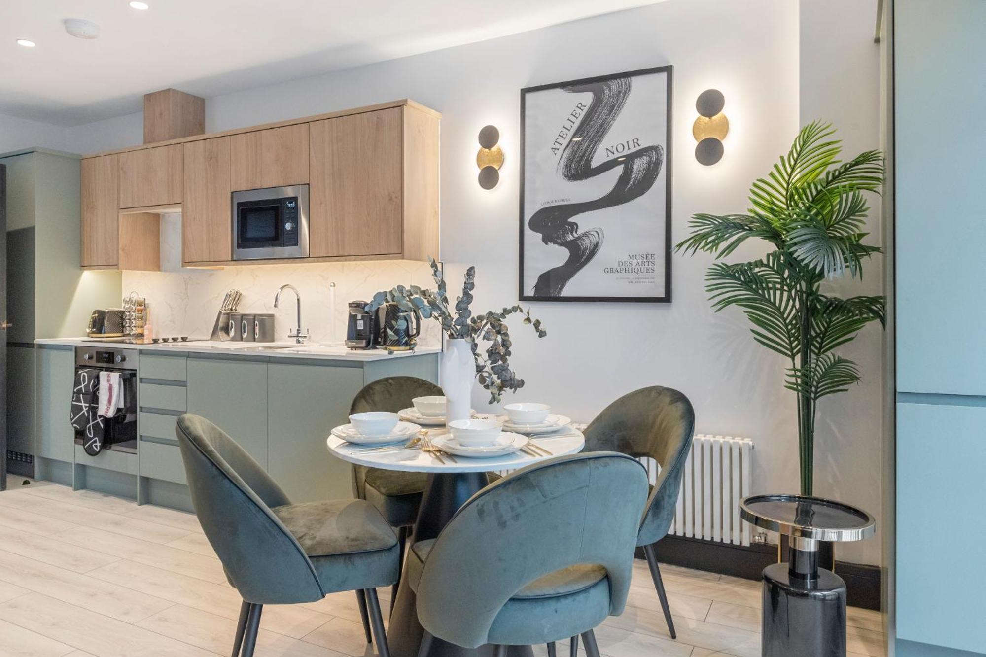 Unwind In Style 2Br With Cozy Backyard For Groups Apartment London Bagian luar foto