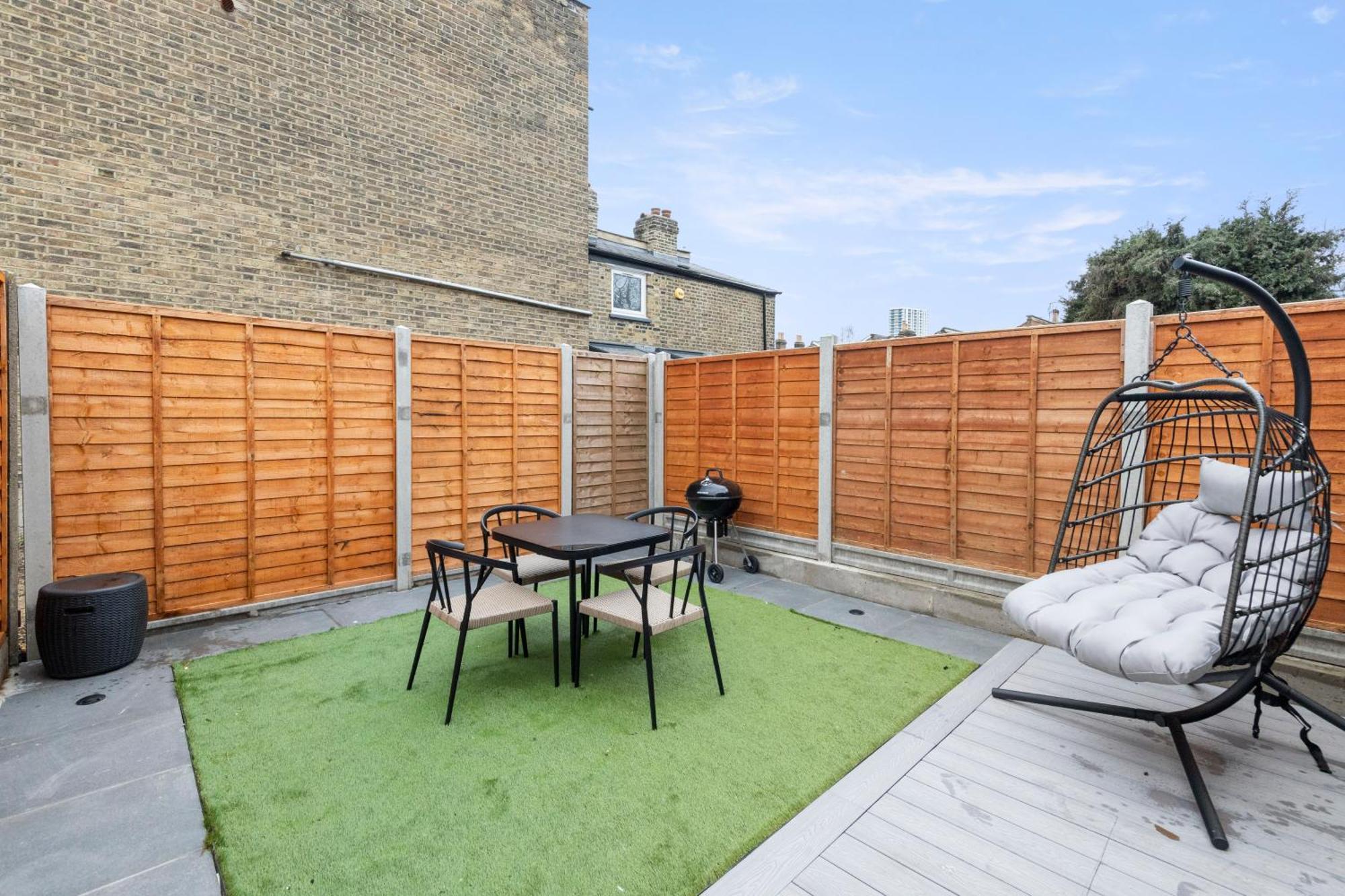 Unwind In Style 2Br With Cozy Backyard For Groups Apartment London Bagian luar foto