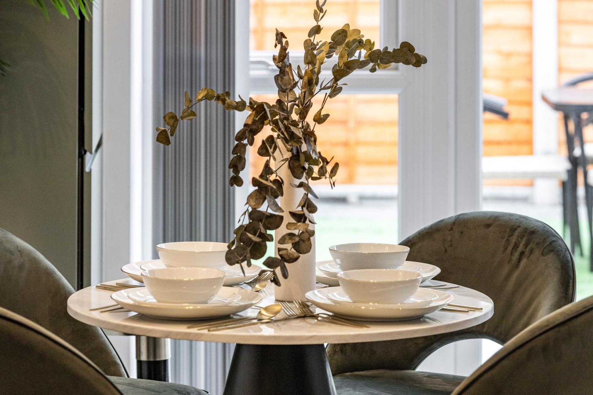 Unwind In Style 2Br With Cozy Backyard For Groups Apartment London Bagian luar foto