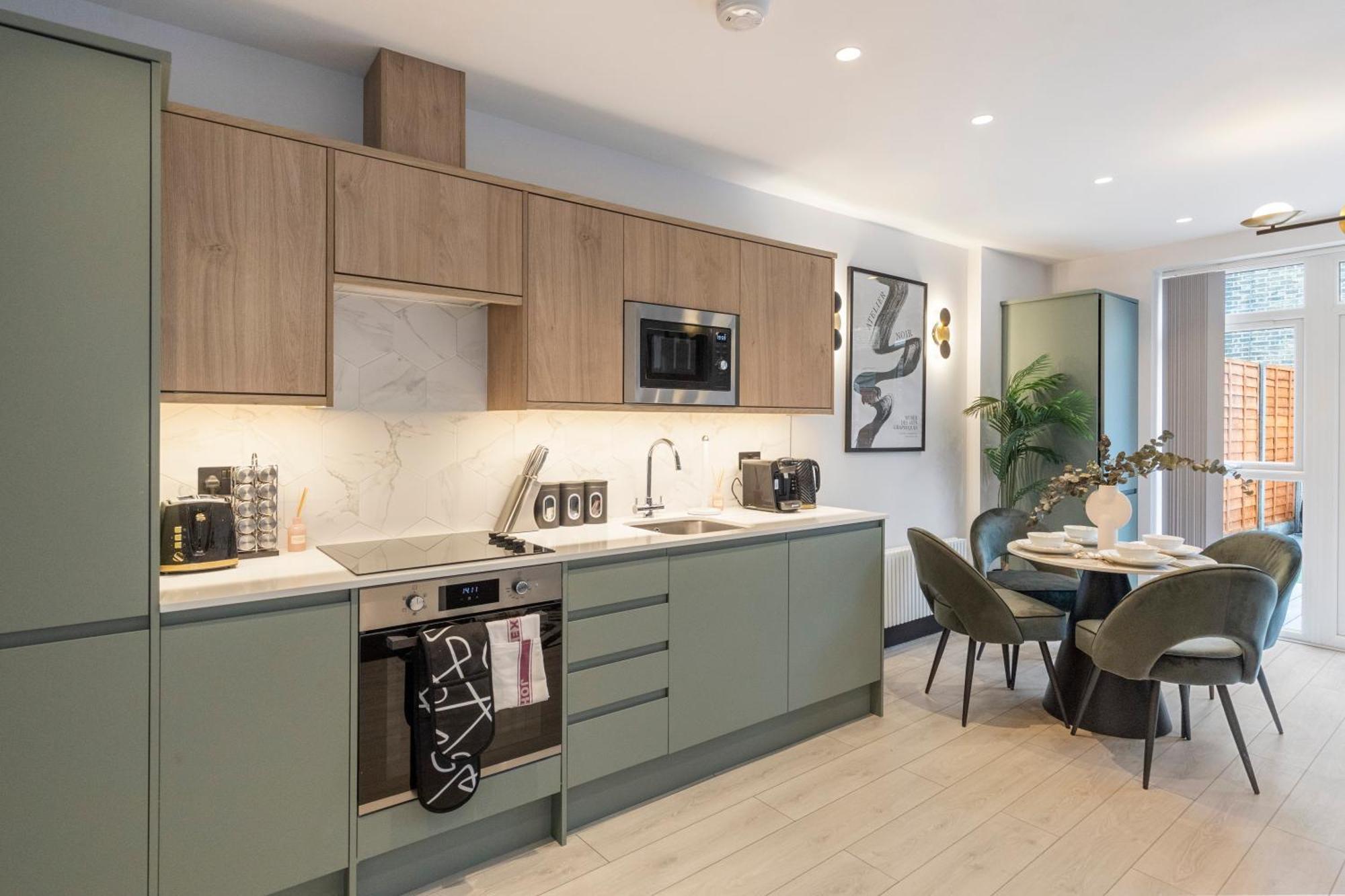 Unwind In Style 2Br With Cozy Backyard For Groups Apartment London Bagian luar foto